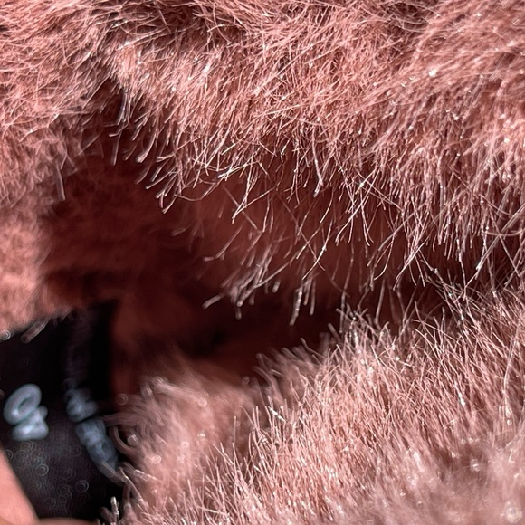 Women's Eira Faux Shearling Slides
In Sweet Rose size 40 - Picture 9 of 9